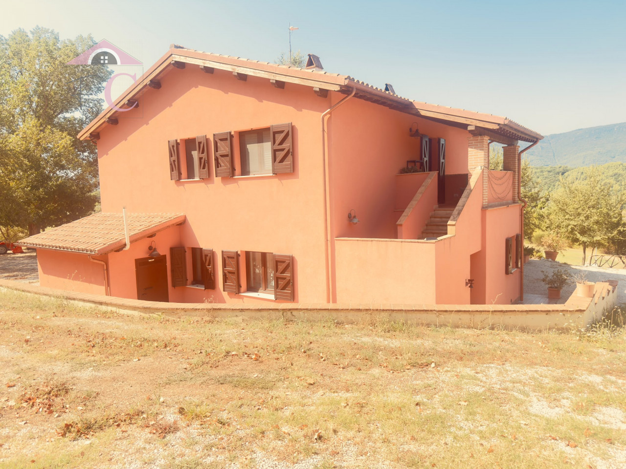 villa moderna con piscina  2.jpg